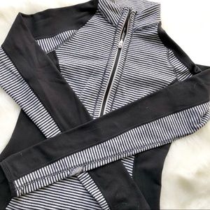 ✨Lululemon half zip - Size 4✨